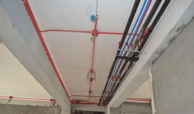 水管開(kāi)槽走地好還是走頂好？水電水管怎么改造？